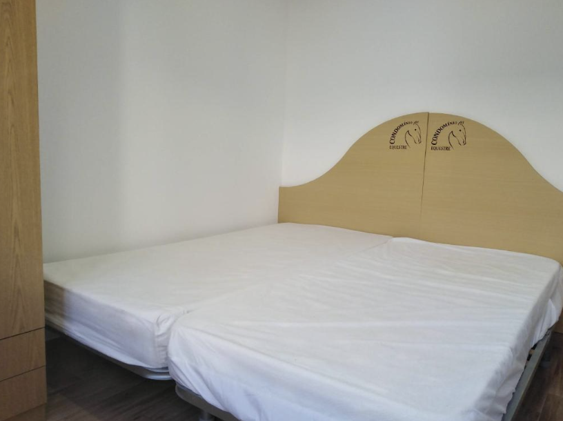 Quarto com cama de casal